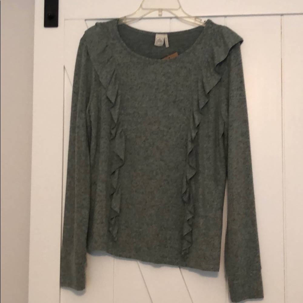 Long sleeve shirt, with ruffles.
